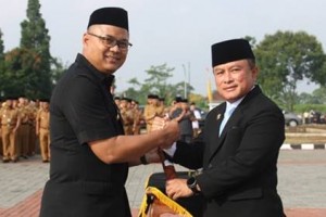 Bupati dan Pj Sekda berjabat tangan usali pelantikan.